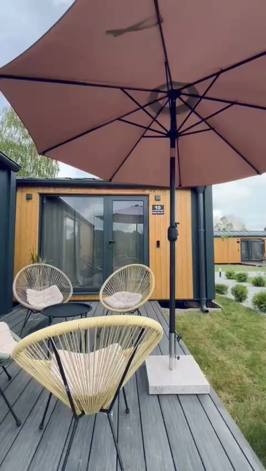 Fertiges Modul mit Terrasse in einer Anlage